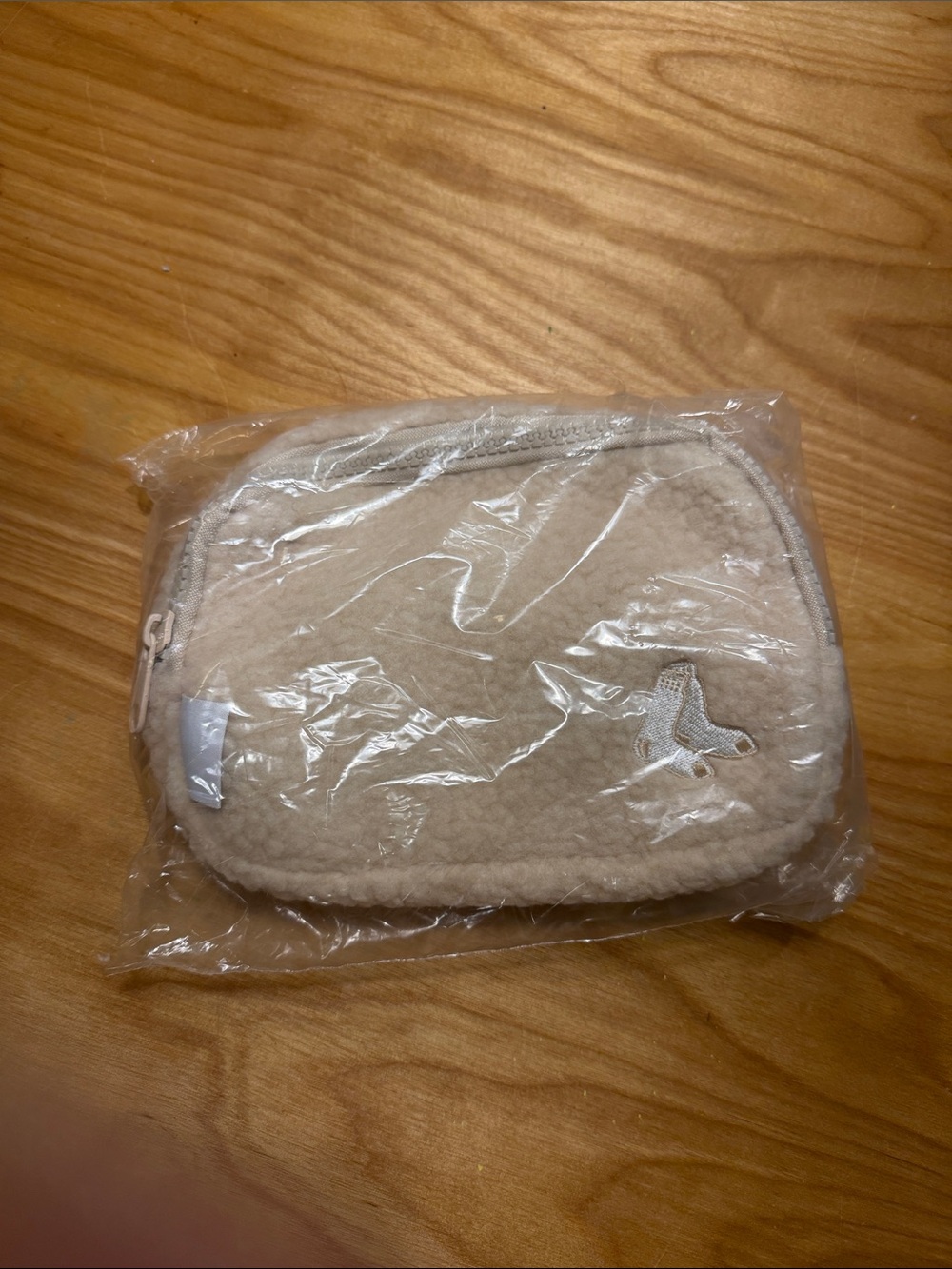 NWT: Boston Red Sox Beige Sherpa Travel Pouch - Soft Zip Accessory Case